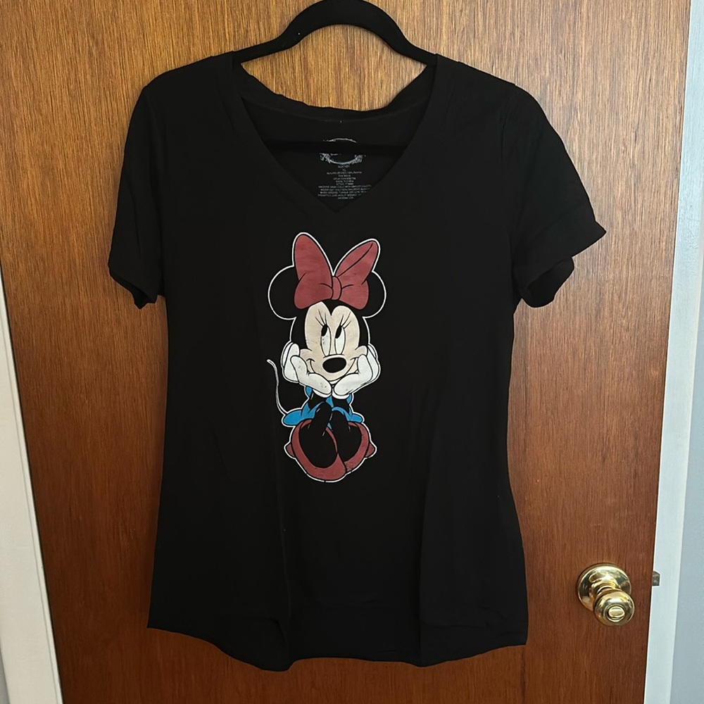 Minnie Mouse Disney vneck shirt